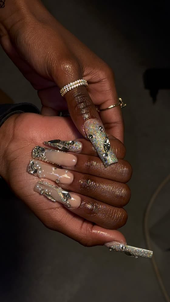 Pose longue nude et strass