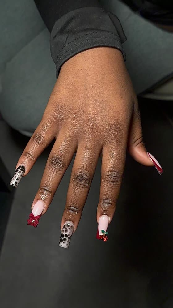 Nail art avec détails rouges et motifs